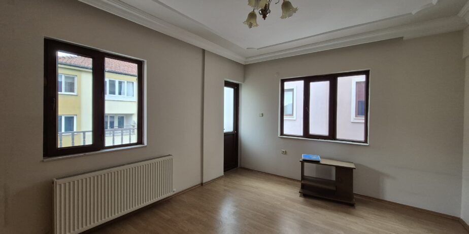 BURSA CADDESİNDE KİRALIK DAİRE